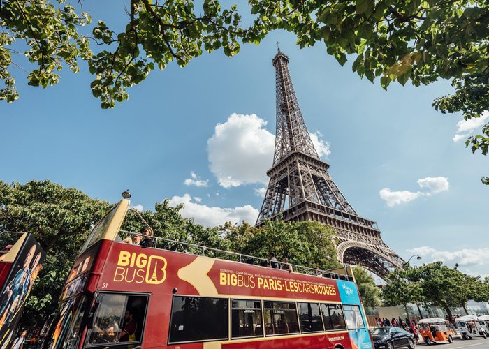 Big Bus Tours dans les grandes villes du monde, offrant des vues panoramiques sur les monuments emblématiques et les sites culturels incontournables