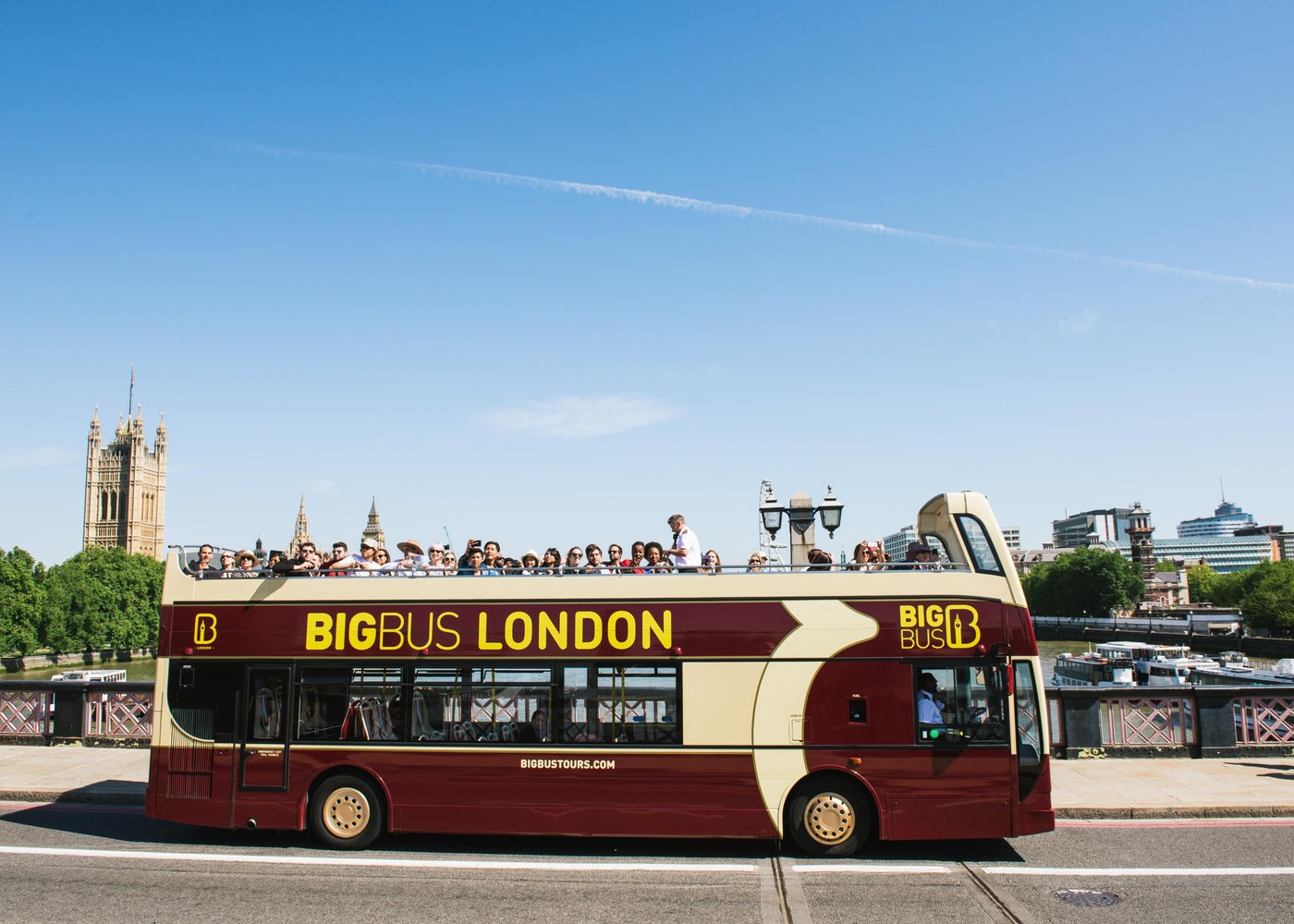 Big Bus Tours à Londres passant devant le Palais de Westminster et Big Ben avec vue sur le London Eye et les monuments emblématiques de la ville