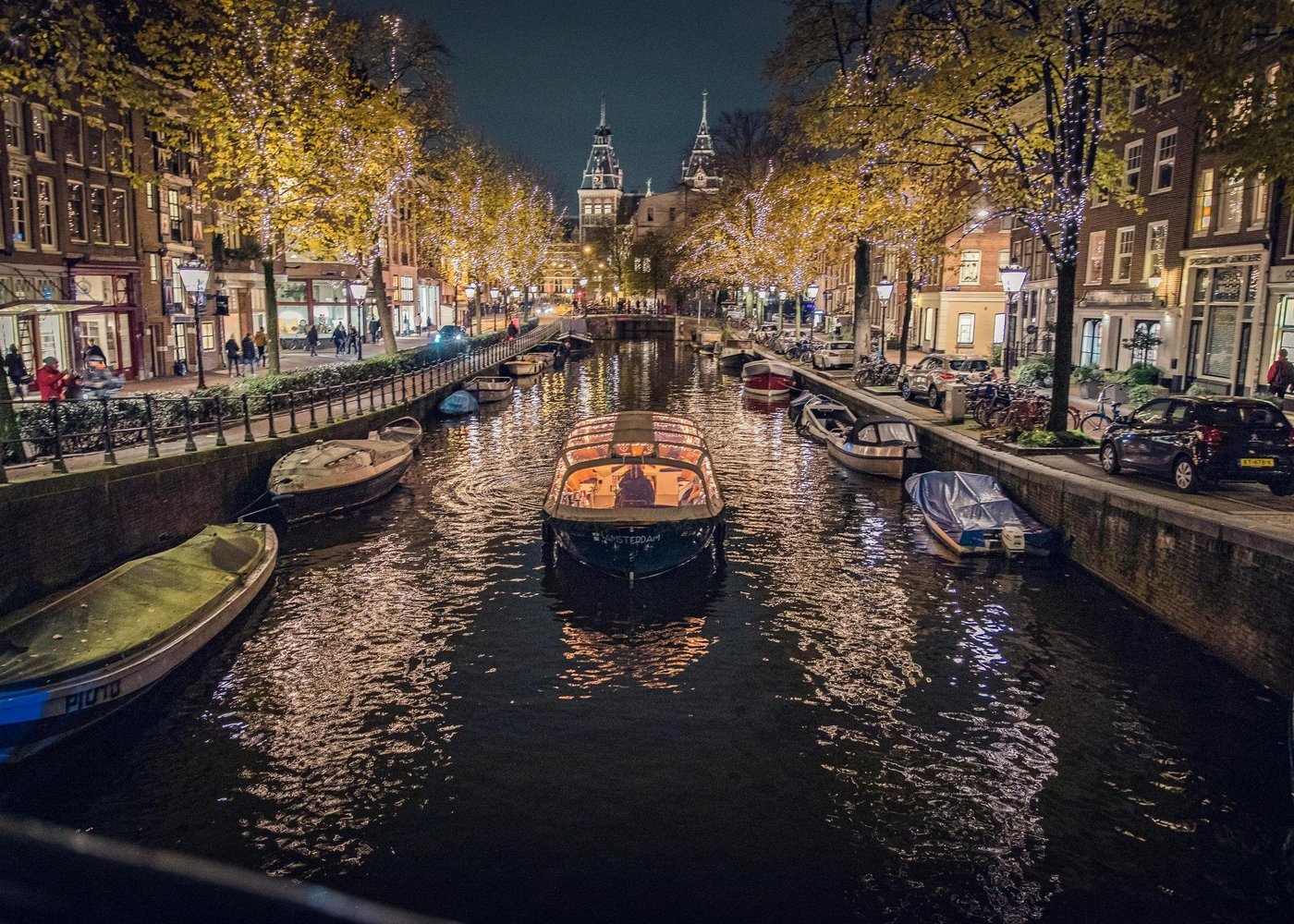 Jordaan: Chic, artsy, and full of boutique shops, cozy cafes, and photogenic canals