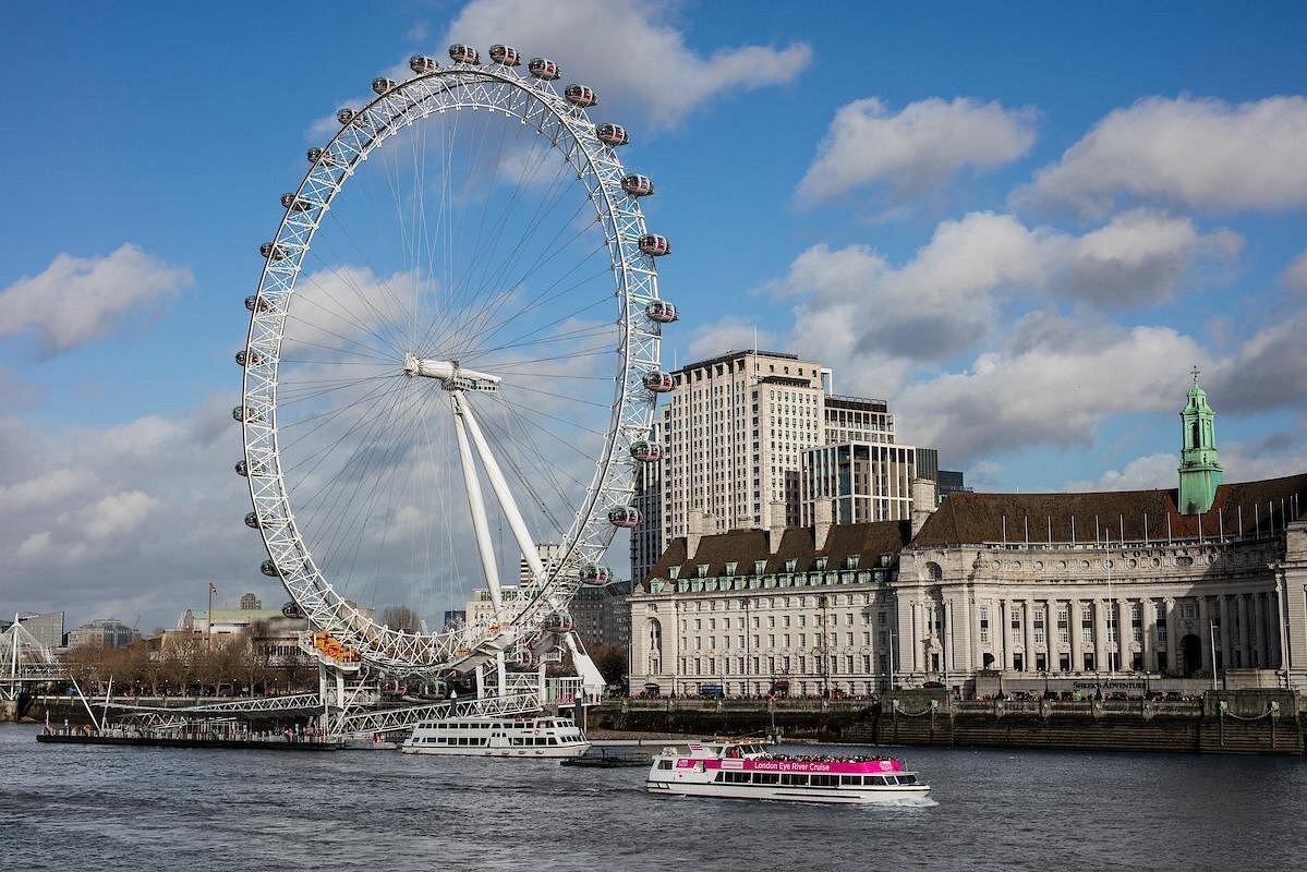 London Eye: Iconic riverside Ferris wheel offering skyline views