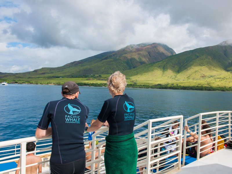 Los huéspedes disfrutan de vistas de Molokini desde la cubierta superior del catamarán Ocean Odyssey.