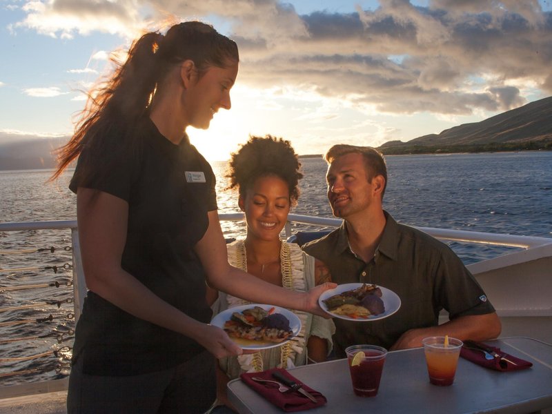 Cena crucero al atardecer
