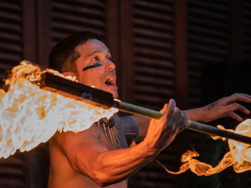 Actuación de Fire Knife en el espectáculo semanal de hula de South Maui Gardens