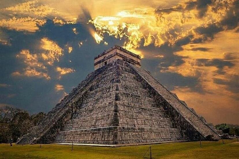 Chichen Itza 1 guided tour of Chichen Itza with view of El Castillo pyramid at sunset.