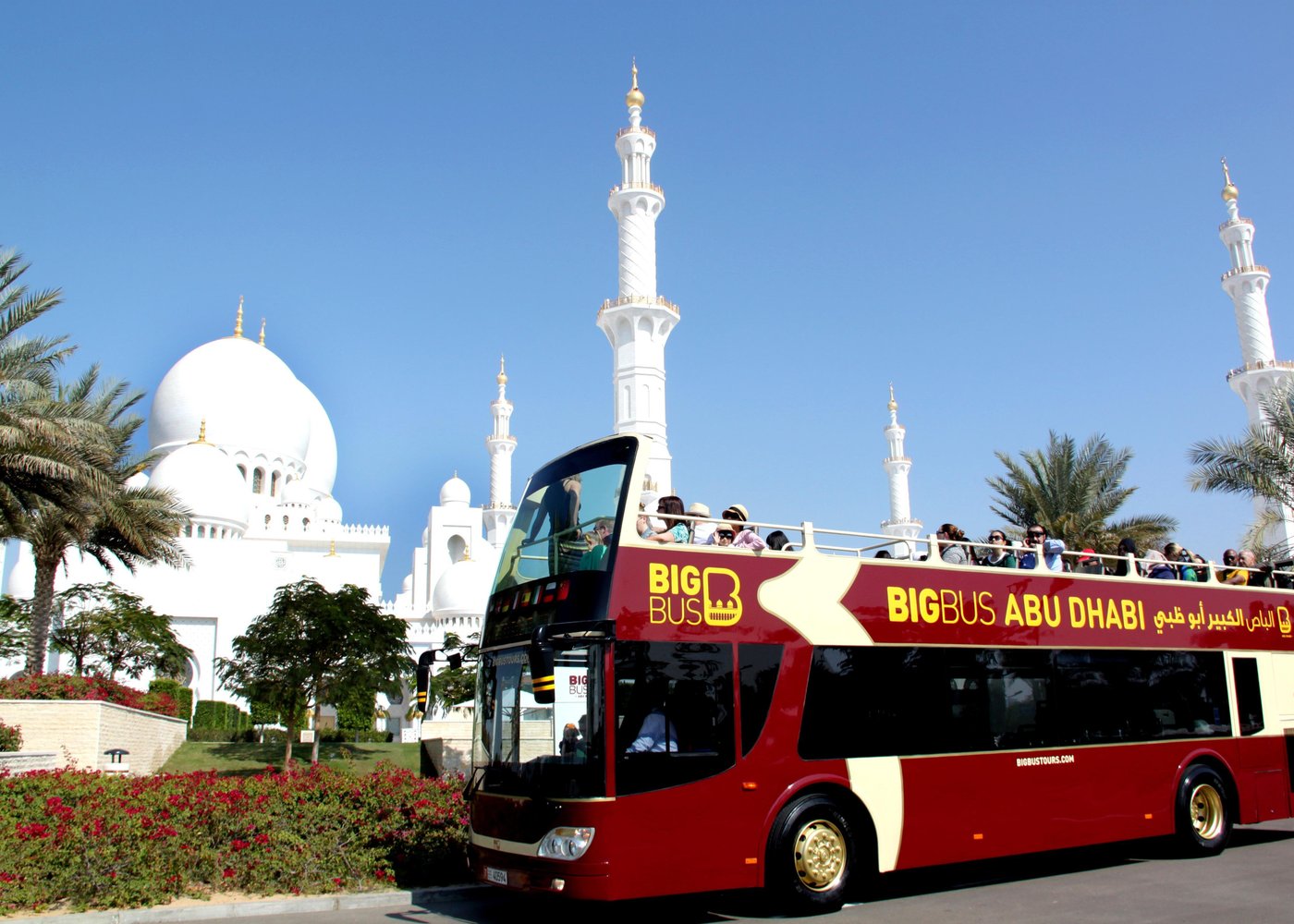 Big Bus Tours in Abu Dhabi driving past the Sheikh Zayed Grand Mosque with views of modern skyscrapers, cultural landmarks, and coastal roads
