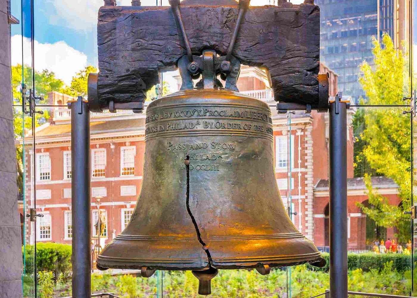 Philadelphia Travel Guide The Liberty Bell, a 2,000-pound (907-kilogram) piece of American history