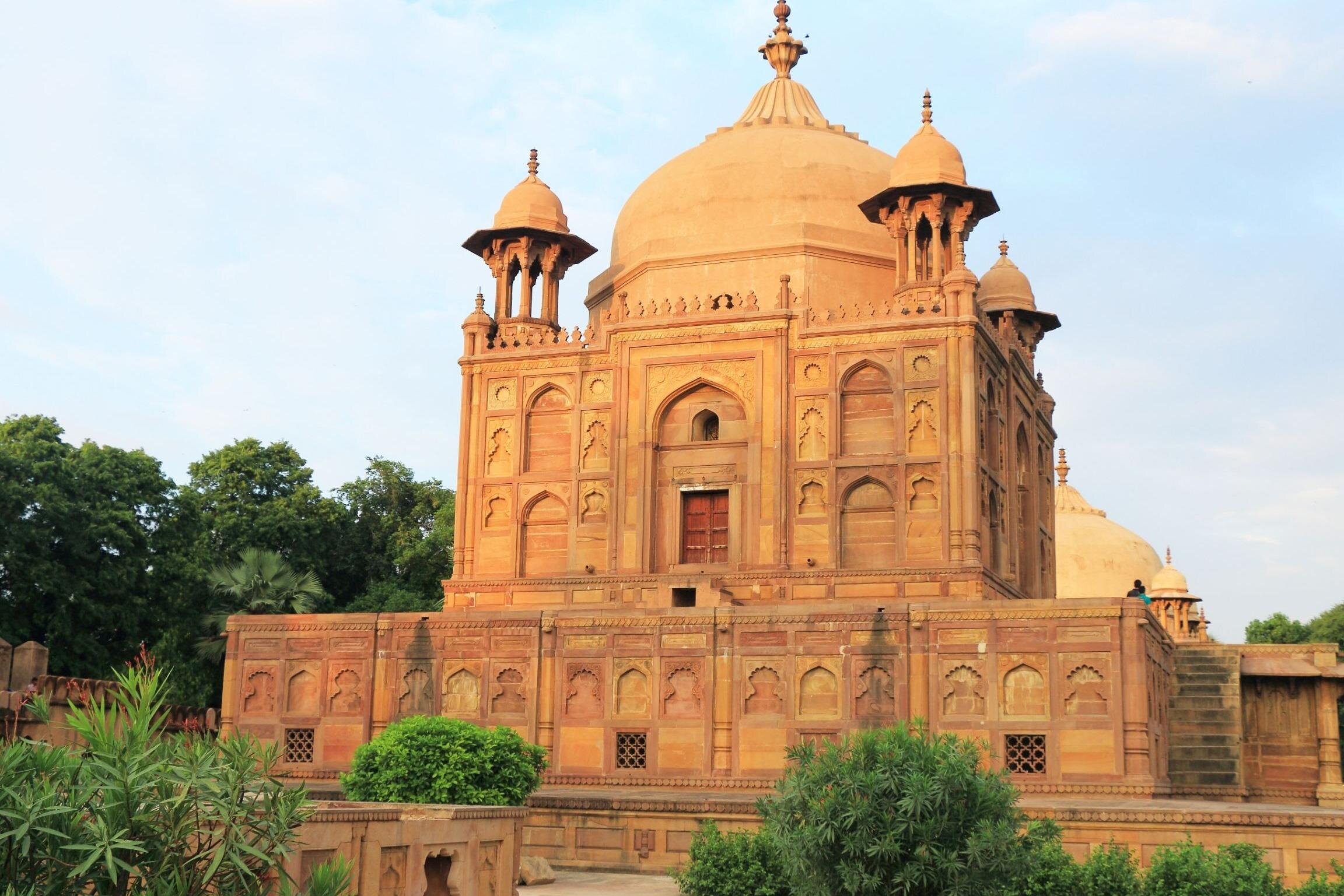 Buy Lucknow: The City of Heritage & Culture A Walk Through