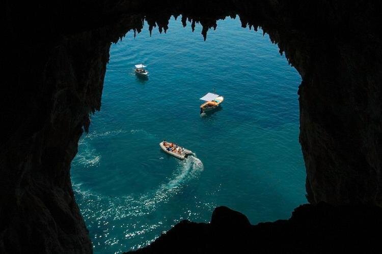 Natural Arch (Arco Naturale) Tours – The towering Natural Arch is one of the most impressive sights along the coastline of Capri.