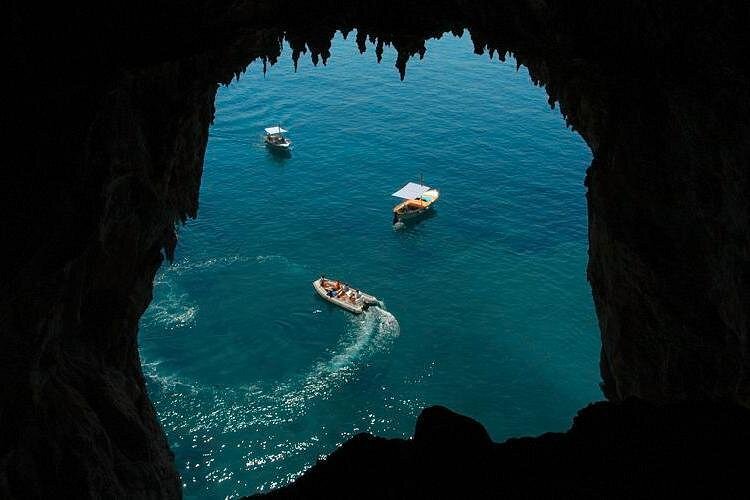 Natural Arch (Arco Naturale) Tours – The towering Natural Arch is one of the most impressive sights along the coastline of Capri.