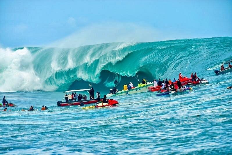 Tahiti (French Polynesia) big waves for surfer and boat tours