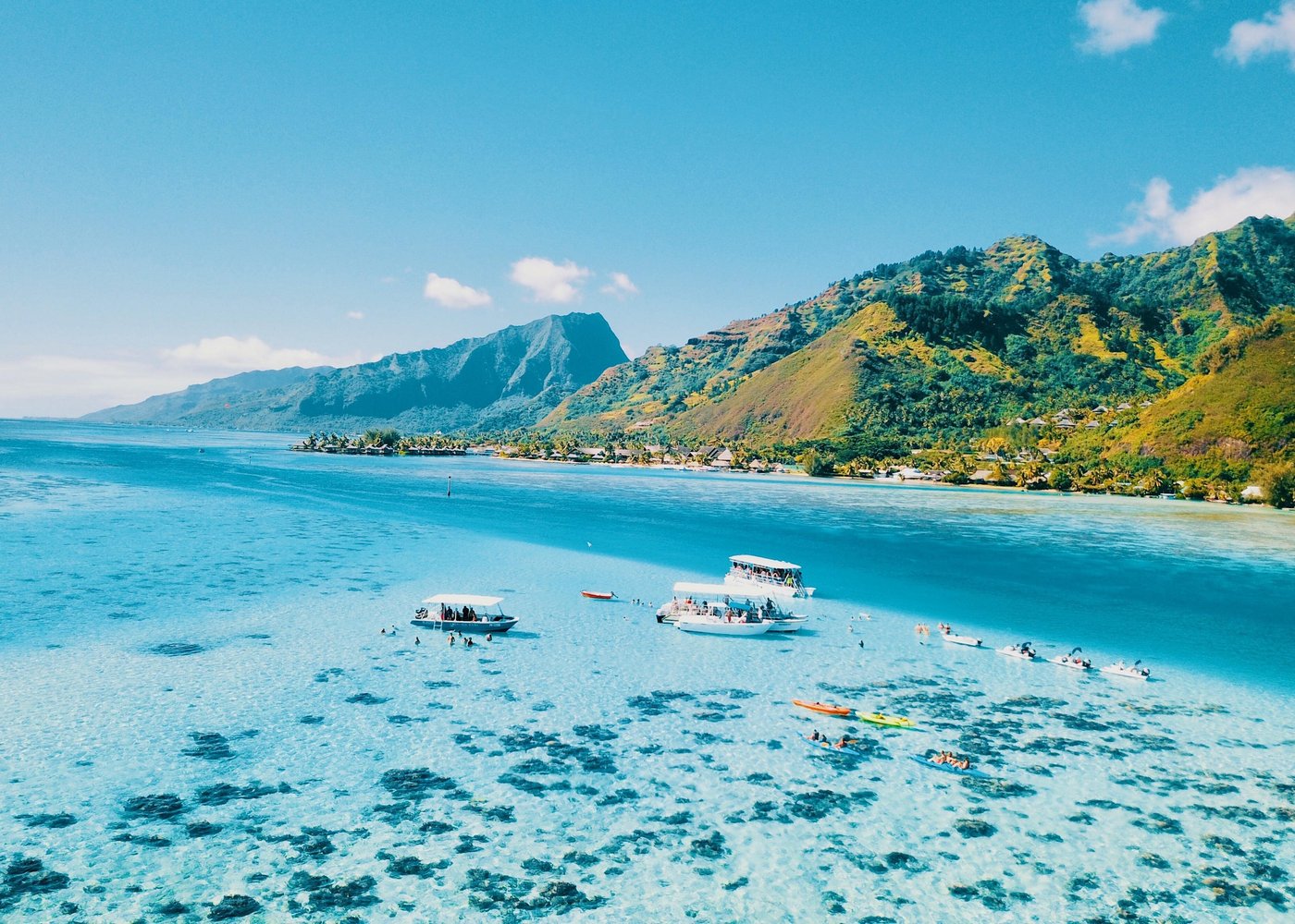 Sofitel Moorea Ia Ora Beach Resort, Moorea-Maiao, Polynésie française
 A tropical beach with thatched huts and blue water