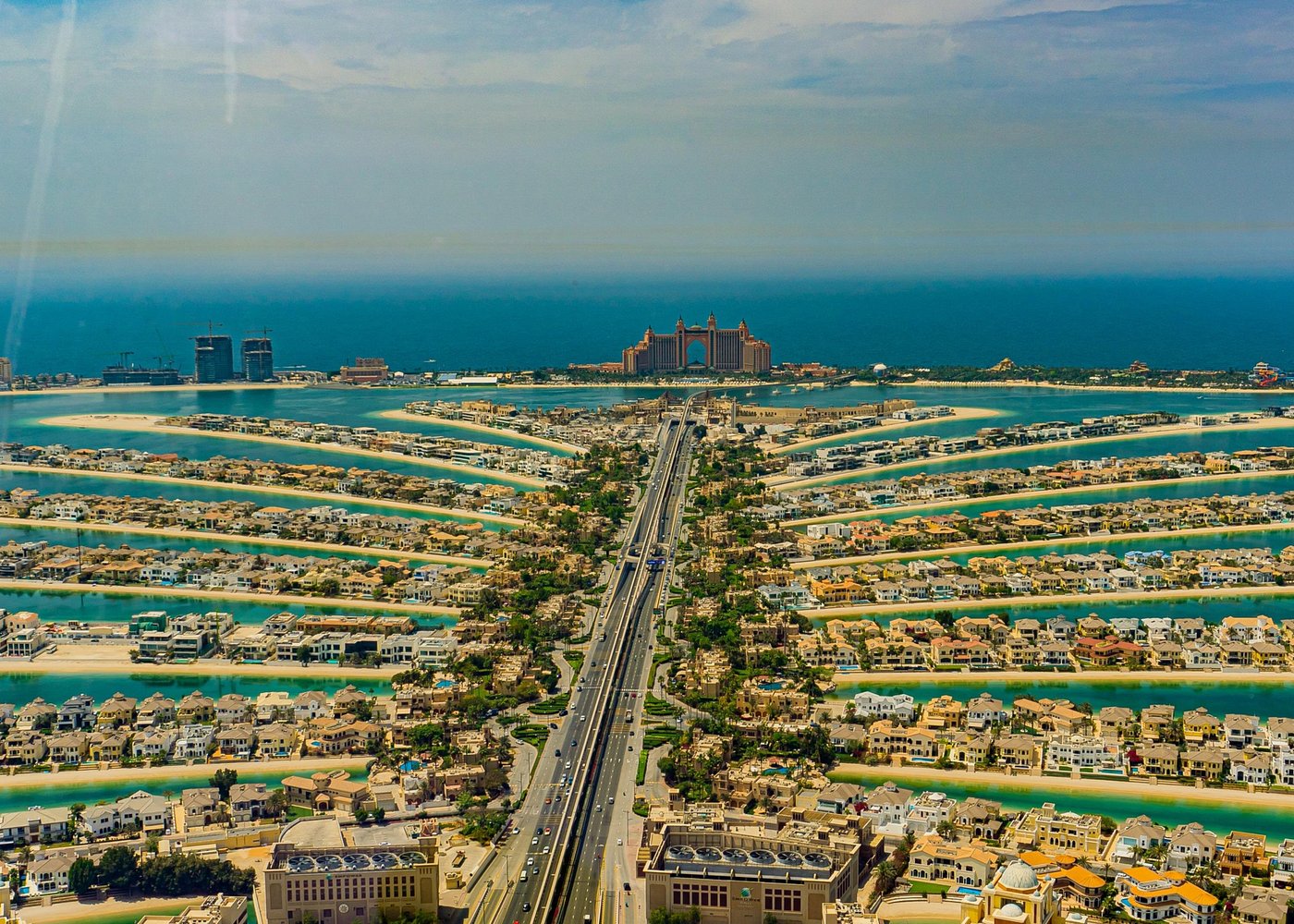 Palm Jumeirah – A luxury man-made island with premium resorts, beach clubs, and Atlantis Aquaventure Waterpark.
