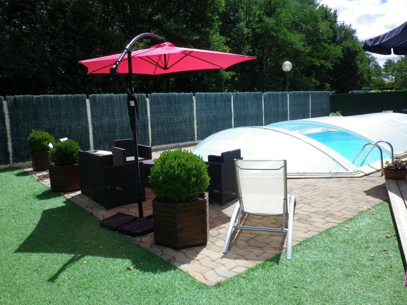 SALON DE JARDIN // PISCINE COUVERTE // CHAUFFEE