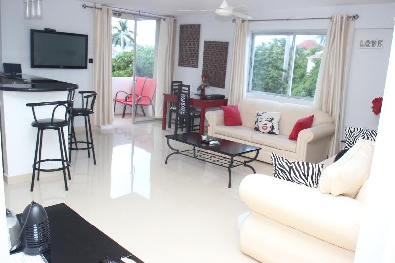 Spacieux salon de style contemporain ... offrant une vue sur les montagnes et la plage