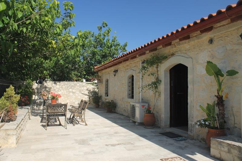 Villa Alexander, Pasalites. Rest in a secluded location with shade from mulberry trees!