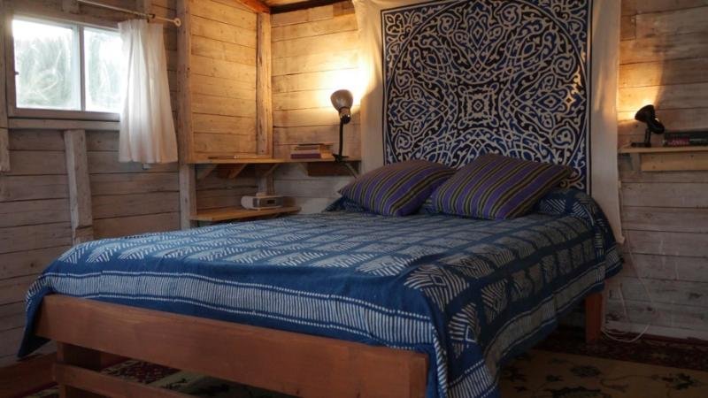 Queen size bed.
