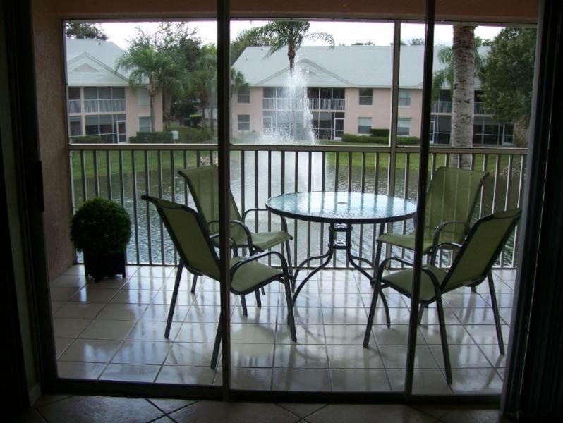 SCREENED LANAI WITH FOUNTAIN THAT LIGHTS UP AT NIGHT!
3 MILES TO NAPLES BEACH.    3 BEDROOM CONDO.