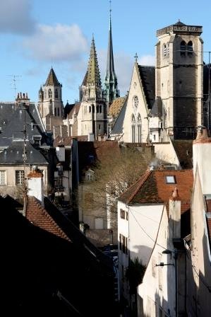 Vue du salon de l&#39;appartement et la chambre principale.