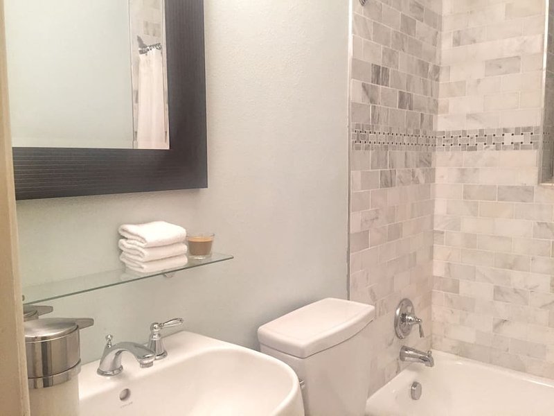 Guest Bathroom - featuring shower/tub