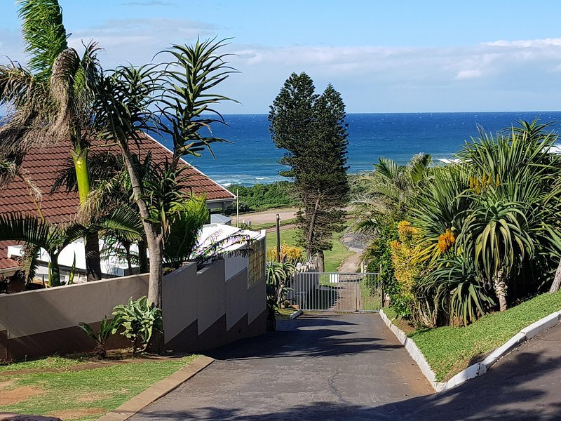 2 Minute walk to the beach and tidal pool.  Also excellent fishing spot.