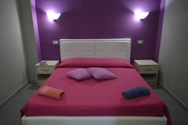 APART. Room triple double bed. 2 pers. sofa beds1 pers. kitchen, bathroom pr. caves of Neptune.