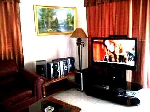 2. BR: W/Mirror Head Board
3. Air Conditioner
4. B/R W/40'TV 
9. Bathroom w[enclosure n curtain


. 
