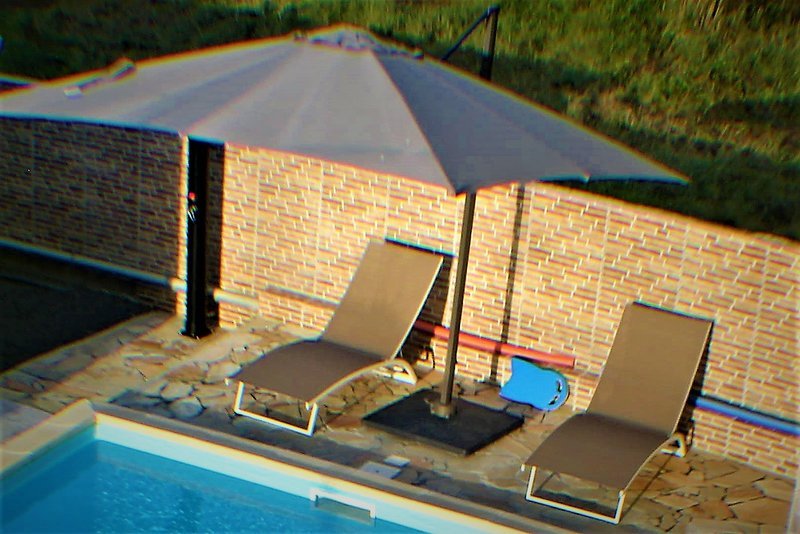 au bord de la piscine