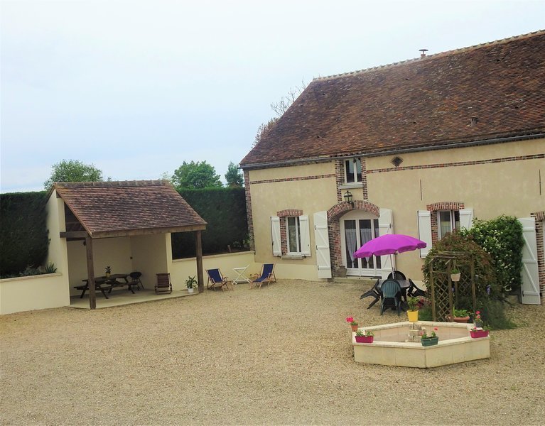 Entrance and shelter outside the cottage