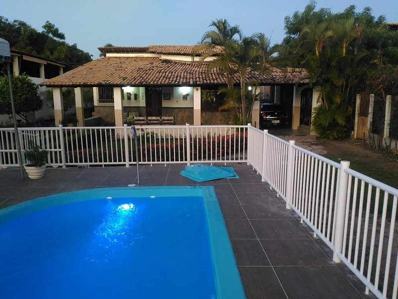 frente da casa com vista da piscina
