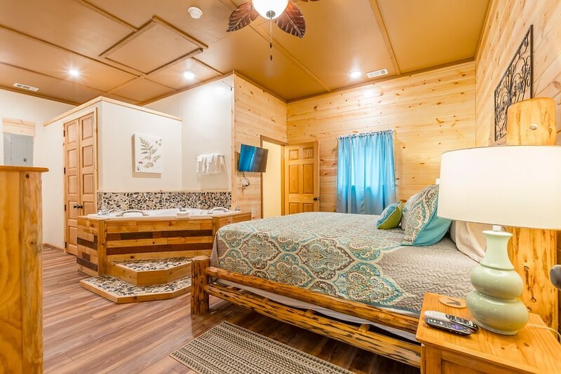 Tripadvisor - Fern Meadow | 1BR 1BA | Custom Rock Shower | Jetted Tub | Hot Tub | Fire Pit UPDATED 2025 - Cleveland Vacation Rental