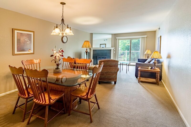 Two Bdr Deluxe Condo 607 Dining With Living