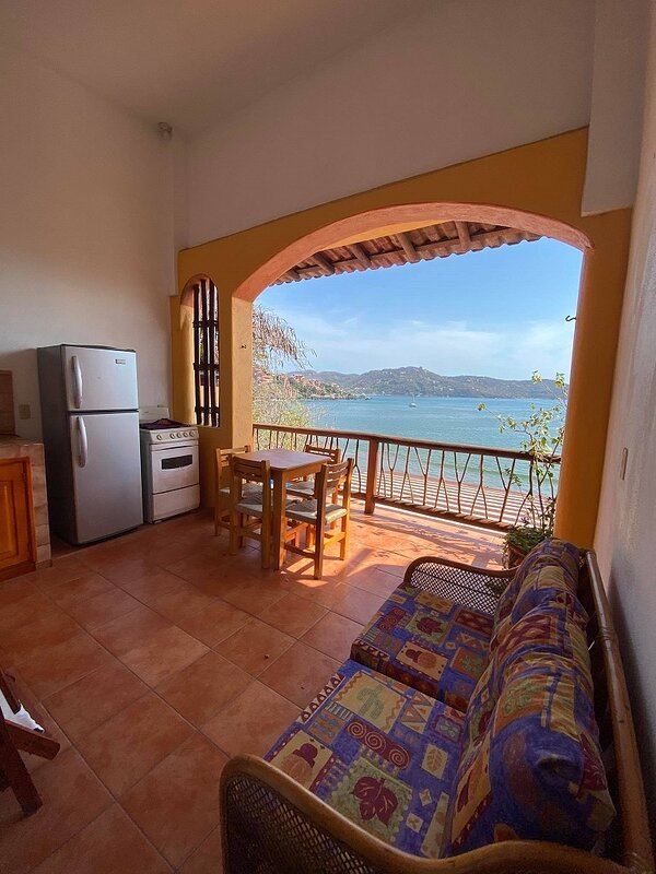 kitchen and eating table ovrlooking the sea