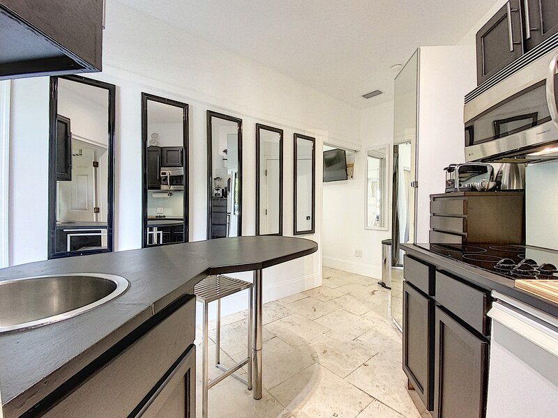 Cook with ease: The kitchenette comes fully equipped with everything you need.