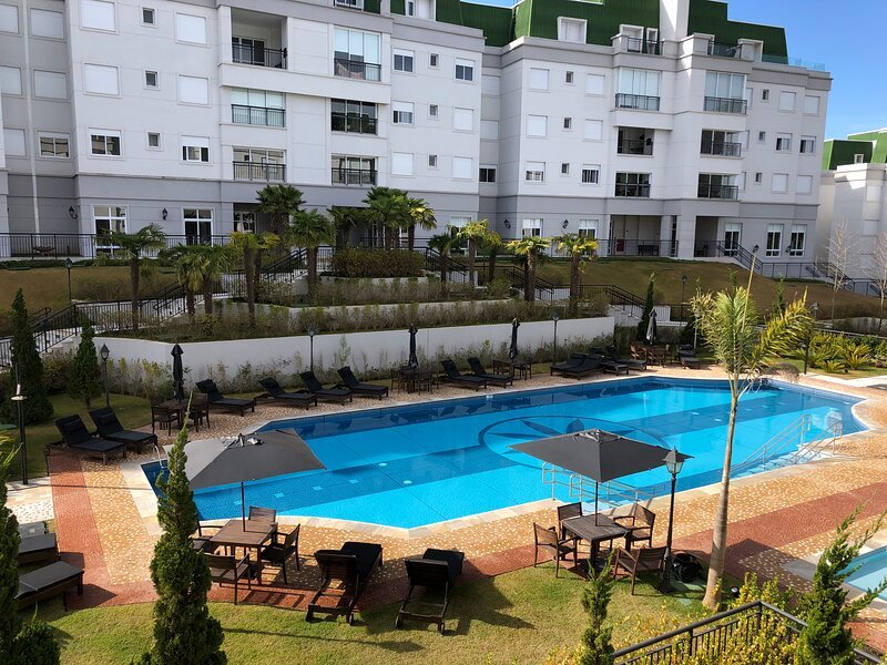 Linda vista para piscina na área central