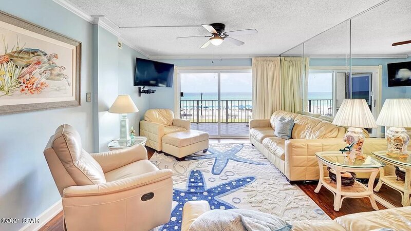 Beautiful beach views from every comfortable seat in the living room!