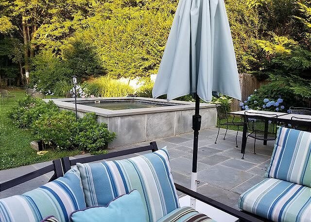 Outdoor jacuzzi with ample seats