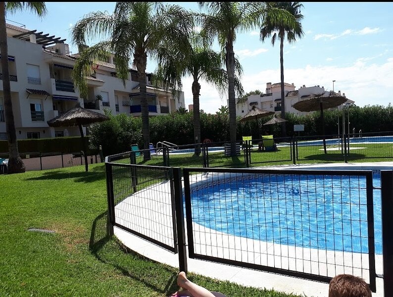 Jardín con dos piscinas
