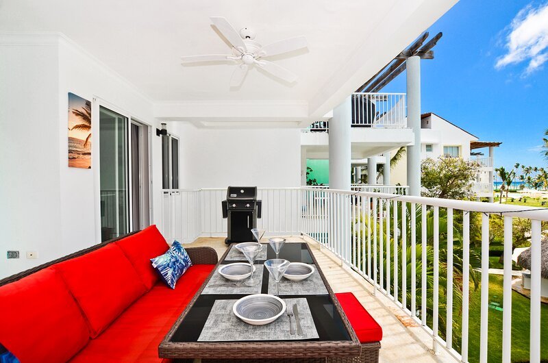 Large comfortable balcony for dining al fresco with views to the ocean