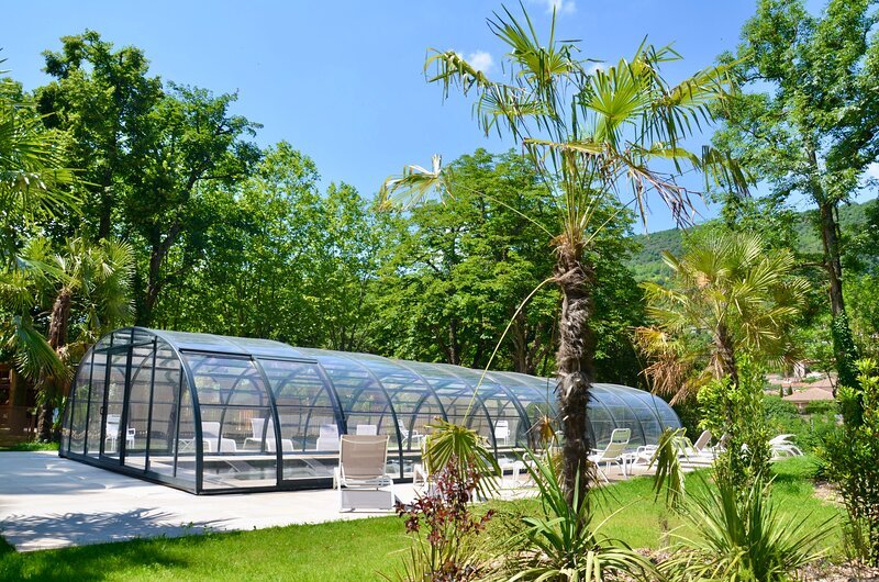 Piscine en pierre naturelle, chauffée, couverte ou découverte selon la météo