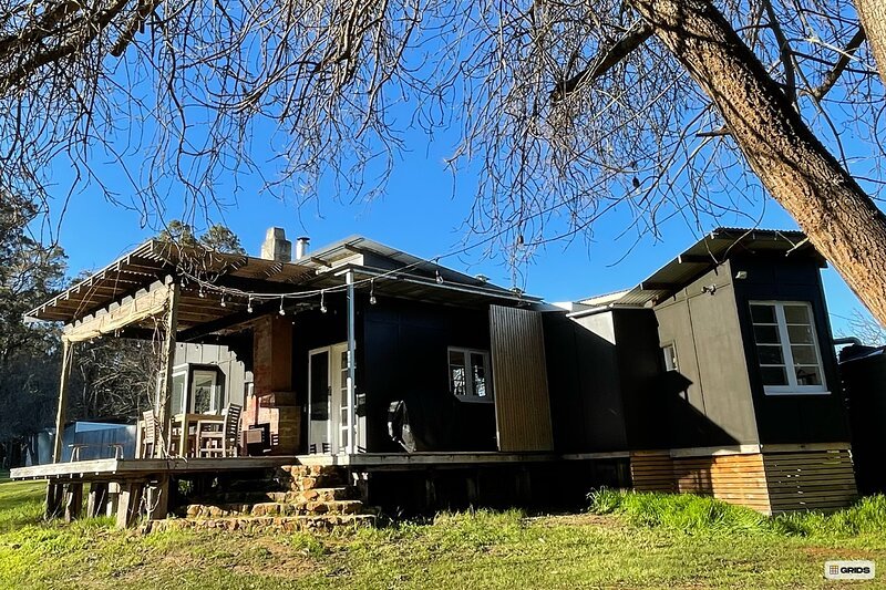 Secluded cabin to reconnect with nature. Forest views, yet only 6 minutes from Bridgetown.