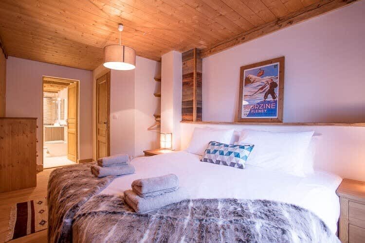 Ensuite bedroom, zip and link beds, shown as a king bed