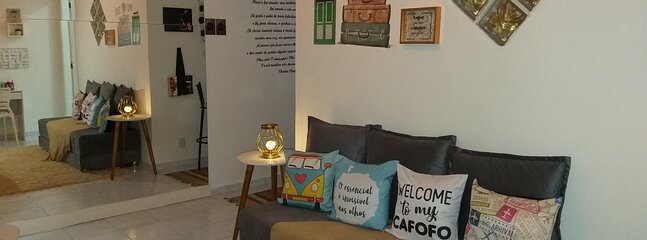 Que tal chegar e descansar em uma sala aconchegante e acolhedora? Abrir um vinho e descansar? 