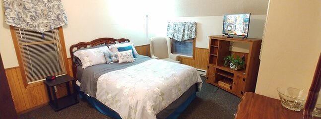 Upstairs Unit#3 - The Stacker Apart with Queen Size Bed + A Couch + A Love Seats + A Futon